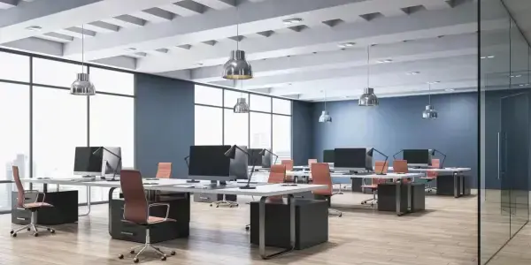 Equipo de pintores trabajando en colegio público de Madrid