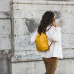 Bolso mochila color mostaza