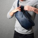 Mochila bandolera de piel azul marino para hombre. Riñonera de una sola correa, ideal para el día a día, festivales urbanos y actividades al aire libre. Bolso de mensajero. Riñonera. Regalo perfecto