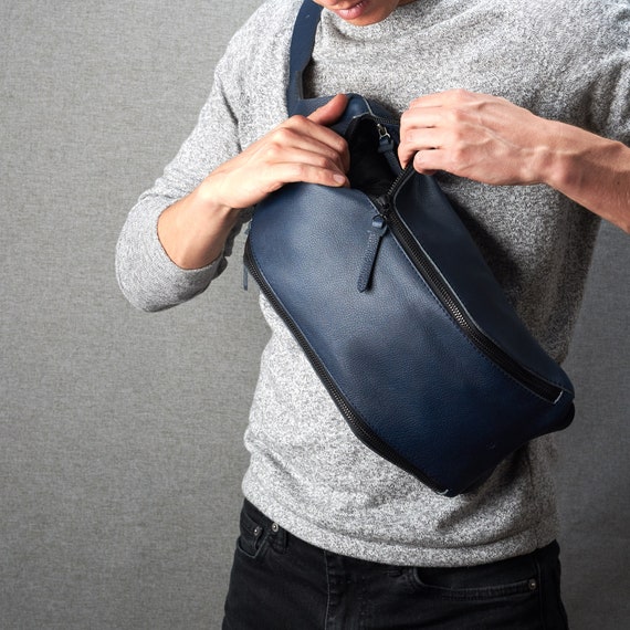 mochila-bandolera-hombre-549aif-1.jpg Mochila bandolera de piel azul marino para hombre. Riñonera de una sola correa, ideal para el día a día, festivales urbanos y actividades al aire libre. Bolso de mensajero. Riñonera. Regalo perfecto - Imagen 1