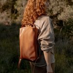 Mochila artesanal de cuero elegante mujer marrón