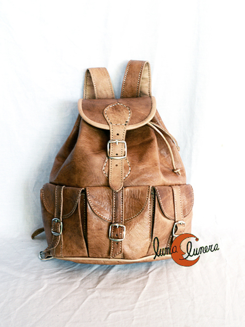 mochila-de-piel-068wpl-1.jpg Mochila de cuero marroquí, tres bolsillos pequeña, cuero natural. - Imagen 1
