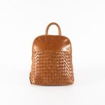 Mochila de piel camel con detalle trenzado mujer