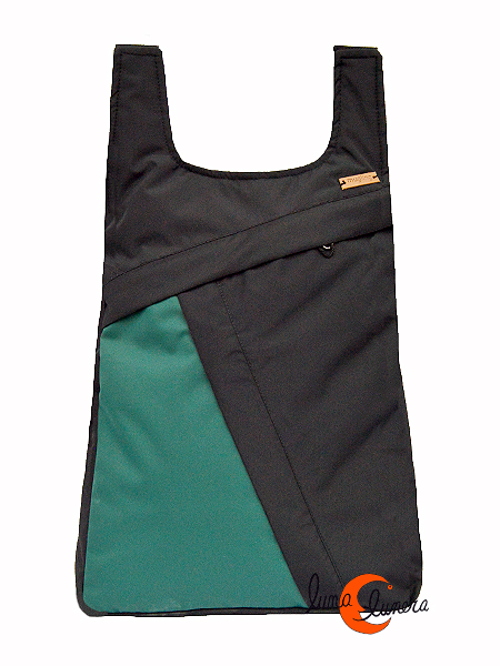 mochila-impermeable-mujer-989khh-1.jpg Impermeables. Mochilas de tela Mugling. Mochila redonda petróleo lado izquierdo. - Imagen 1