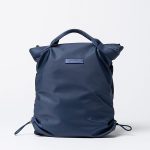 Mochila de nylon fruncida azul.