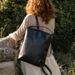 Mochila artesanal de cuero elegante mujer negra