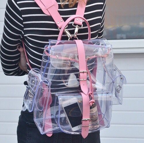 mochilas-transparentes-663wjx-1.jpg 24 Productos transparentes con los que no te culparé si te obsesionas - Imagen 1
