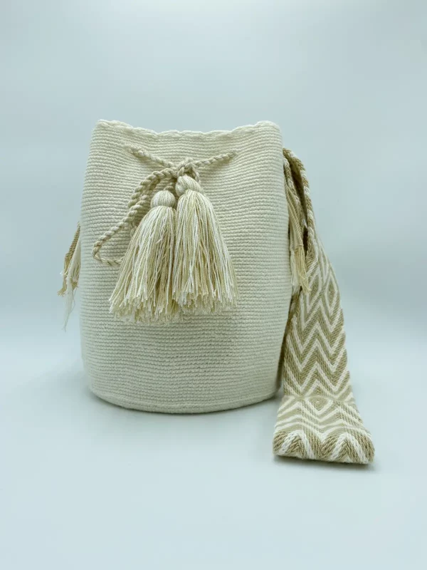 mochilas-wayuu-783kzx.webp Bolso wayúu blanco con asa blanca y beige • ESWAYUU - Imagen 1